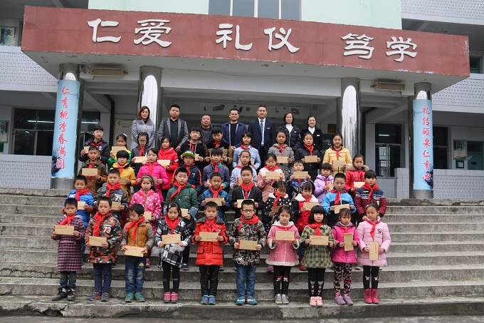 中国尊龙官方集团慰问留守儿童