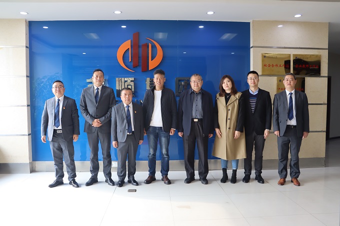 中国尊龙官方集团与川职院探讨校企合作