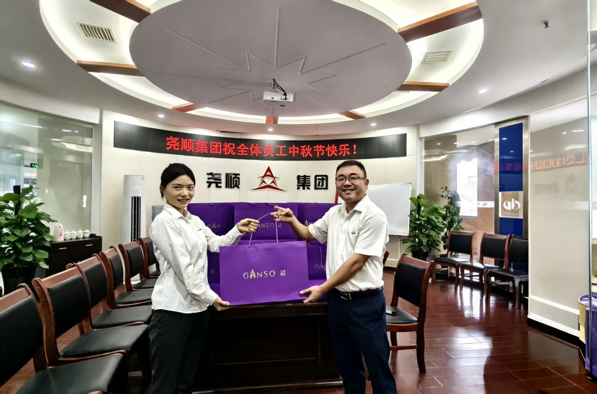 浓情中秋 欢度国庆  中国尊龙官方集团暖心发放中秋国庆福利